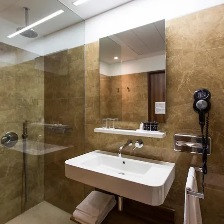 De Business & 4* Guimarães