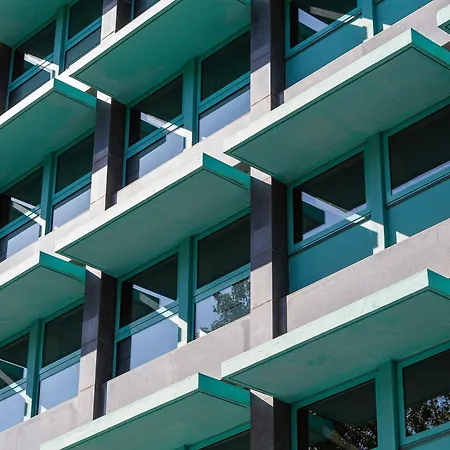 De Business & מלון 4*