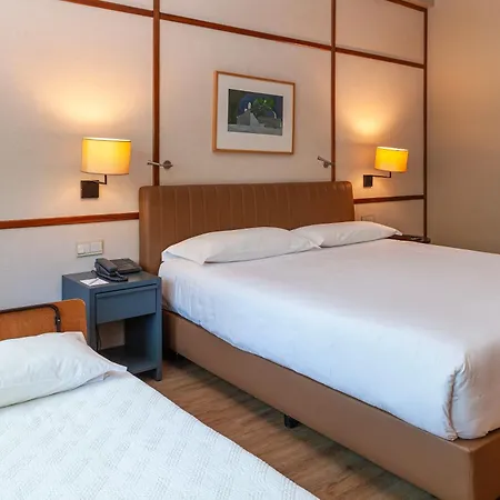 ホテル De Business & 4*